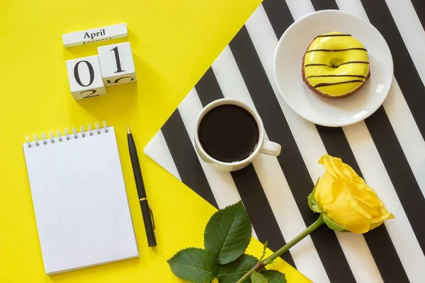 Calendário Cubos Madeira Abril Xícara Café Donut Amarelo Rosa Guardanapo — Fotografia de Stock