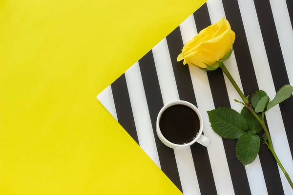 Šálek Kávy Žlutá Růže Stylovém Černém Bílém Ubrousku Žlutém Pozadí — Stock fotografie