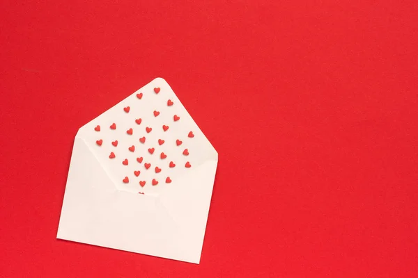 Червоні Солодощі Зморшки Цукерки Серця Літають Білого Паперу Конверт — стокове фото