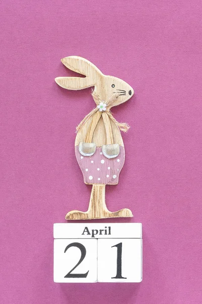 Calendario Cubos Madera Abril Conejito Pascua Sobre Fondo Papel Morado —  Fotos de Stock