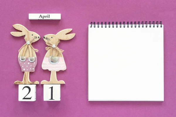 Calendario Abril Par Conejitos Pascua Madera Bloc Notas Blanco Sobre —  Fotos de Stock