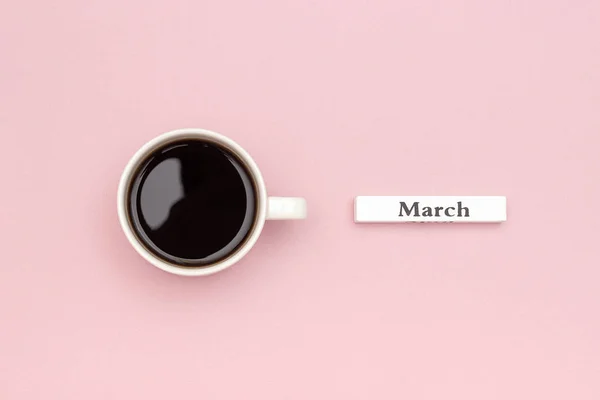 Calendario Madera Mes Primavera Marzo Taza Café Negro Sobre Fondo —  Fotos de Stock