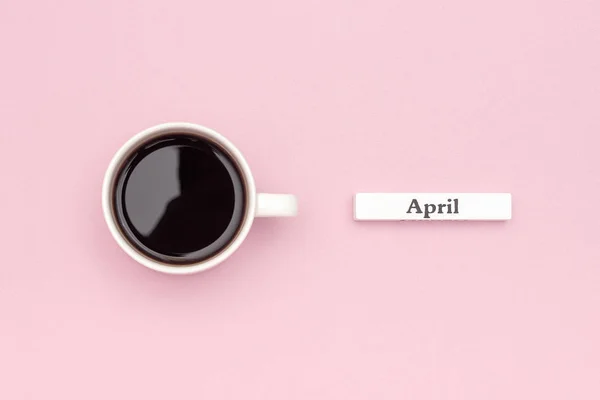 Calendario Madera Mes Primavera Abril Taza Café Negro Sobre Fondo —  Fotos de Stock