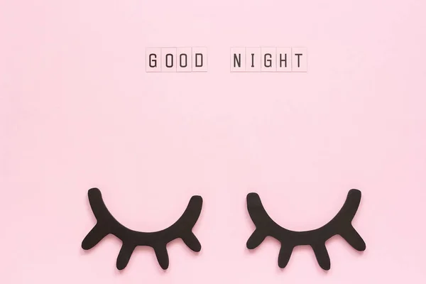 Text Noapte Bună Genele Negre Decorative Din Lemn Ochi Închiși — Fotografie, imagine de stoc