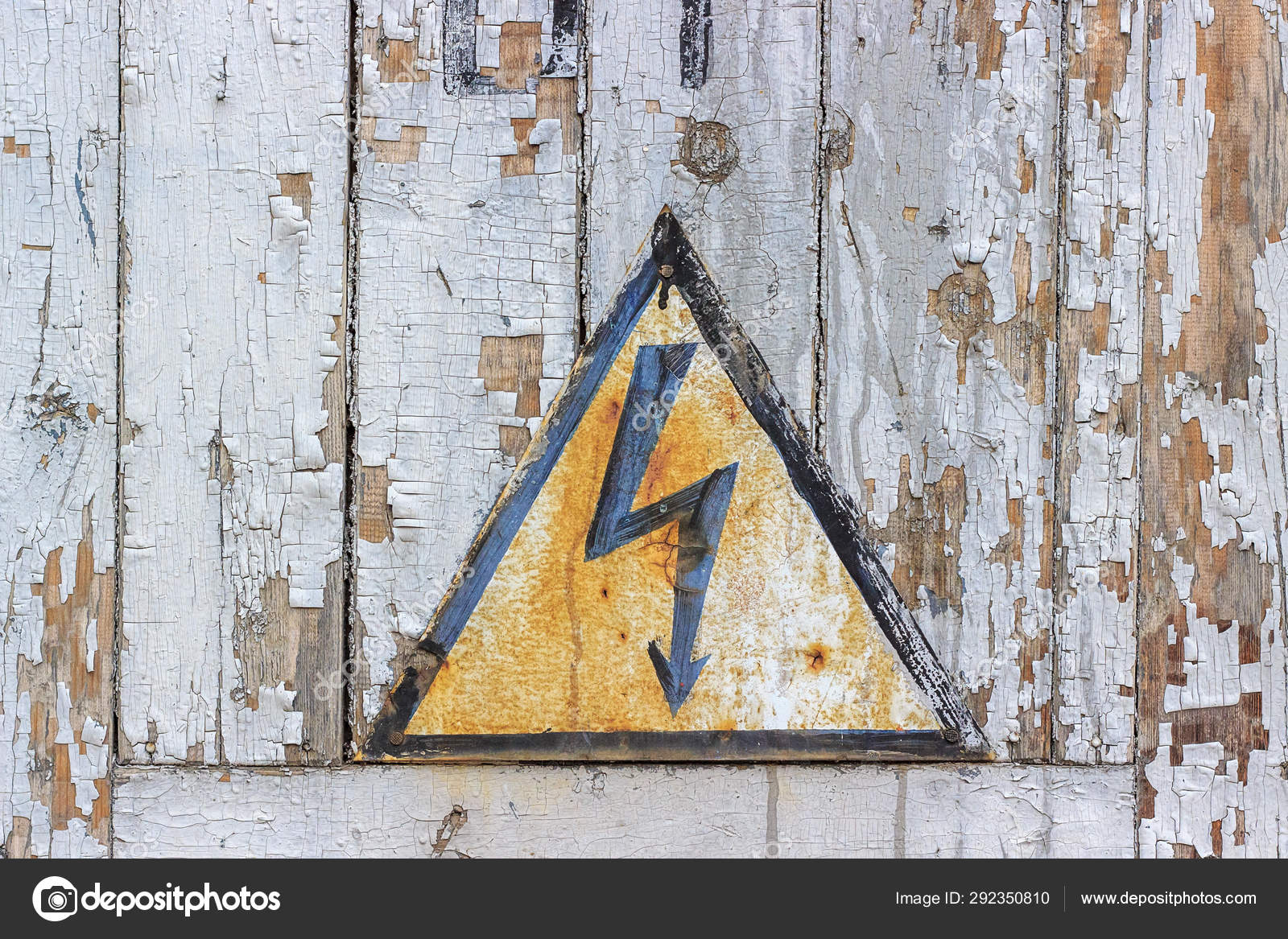 Understrege til bundet Ko Old Rusty Sign Danger High Voltage Wooden Wall Peeling White Stock Photo by  ©ikrolevetc 292350810