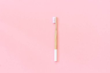 Kağıt pembe arka plan üzerinde beyaz kıllar ile bir doğal çevre dostu bambu fırça