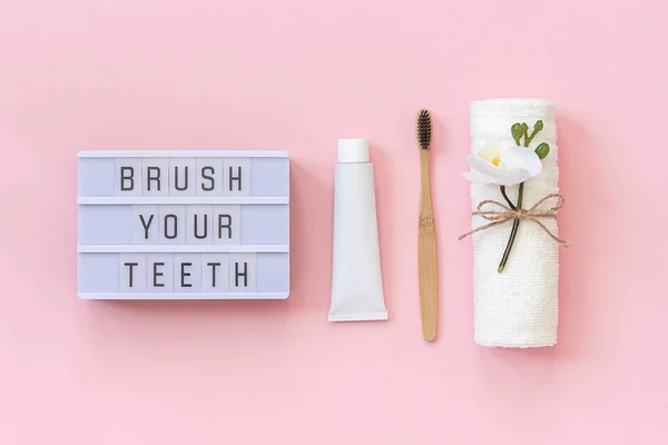 带文字和天然环保竹刷 用于牙齿 牙膏管 — 图库照片