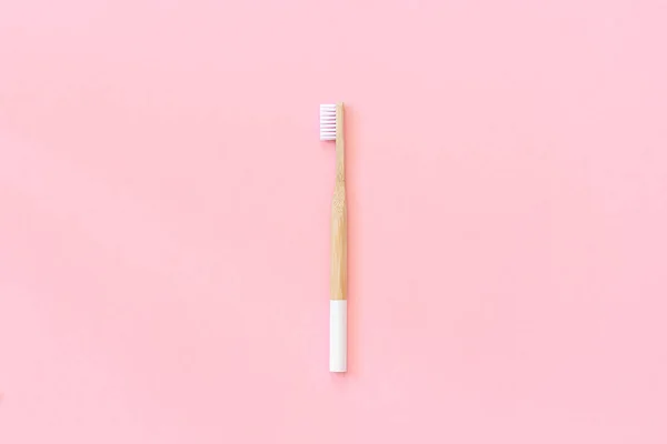 Egy Természetes Környezetbarát Bambusz Kefével Fehér Sörte Papíron Rózsaszín Háttér — Stock Fotó