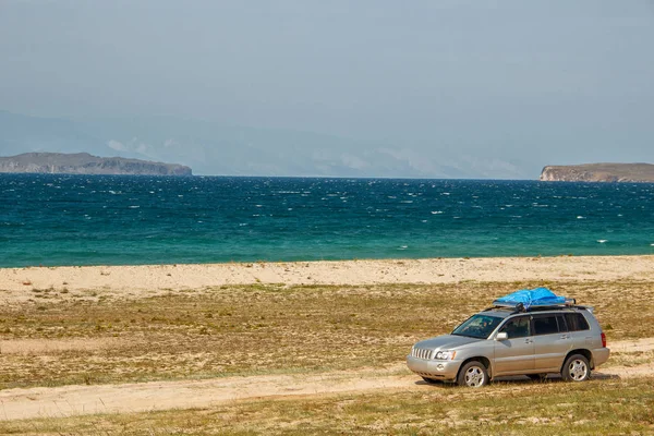 Lanskap Dengan Mobil Pantai Berpasir Danau Baikal Pulau Olkhon — Stok Foto