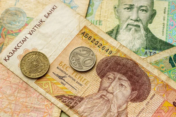 背景としてカザフスタンの古い紙幣と硬貨 — ストック写真