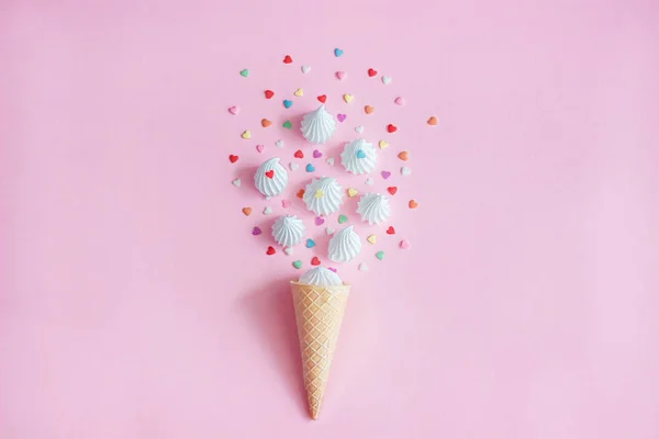 Cono Helado Gofre Crujiente Con Merengues Retorcidos Blancos Dispersos Con — Foto de Stock