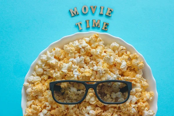 Abstraktní Obrázek Prohlížeče Brýlí Popcornu Modrém Pozadí — Stock fotografie
