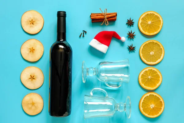 Mulled Wine Ingredients, ainda vida em fundo azul. Garrafa de vinho, paus de canela, fatias de laranja, maçã, anis e caneca. Receita culinária conceito Creative Top vista Flat lay — Fotografia de Stock