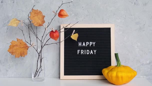 Happy Friday tekst op zwarte letter Board en boeket van takken met gele bladeren op wasknijpers in vaas op tabelsjabloon voor briefkaart, wenskaart concept Hello herfst vrijdag — Stockvideo