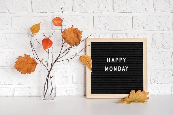 Feliz Lunes texto en tablero de letras negro y ramo de ramas con hojas amarillas en pinzas de ropa en jarrón sobre mesa Plantilla para postal, tarjeta de felicitación Concepto Hola otoño Lunes — Foto de Stock