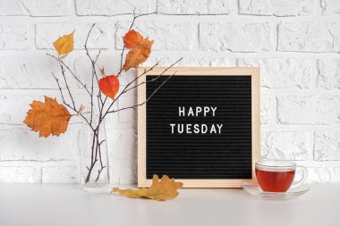 Siyah harf tahtası ve kartpostal için tablo şablonu üzerinde vazo üzerinde clothespins sarı yaprakları ile dalları buket mutlu Salı metin, tebrik kartı Concept Hello sonbahar Salı