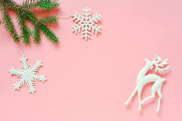 Три білі різдвяні прикраси іграшки на ялинових гілках на рожевому фоні копіювання простору. Концепція Веселого Різдва або З Новим Роком. Мінімальний стиль Вид зверху Плоский шаблон для дизайну, картки, запрошення — стокове фото