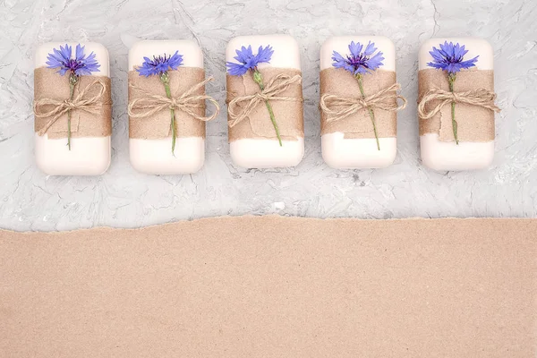 Set de savon naturel fait main décoré avec du papier artisanal, du fléau et des fleurs bleues. Concept cosmétique bio. Vue du dessus Pose plate Espace de copie Modèle pour la conception — Photo