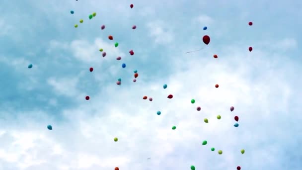 Viele bunte Luftballons fliegen hoch in den Himmel. Feier, Spaß und Umweltverschmutzung Problemkonzept — Stockvideo