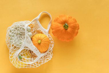 Taze hasat sebze kabak kabak, sarı arka plan üzerinde alışveriş çevre dostu örgü çanta köfte kabak. Konsept Organik sebze hasadı. Üstten düz yatıyordu Kopyalama spacetemplate