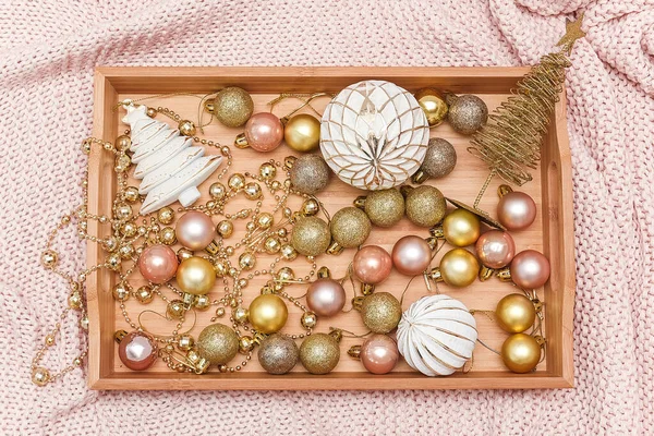 Plateau en bois avec décorations de Noël sur plaid rose tricoté chaud. Noel ou Nouvel An concept. Vue du dessus Flat lay — Photo