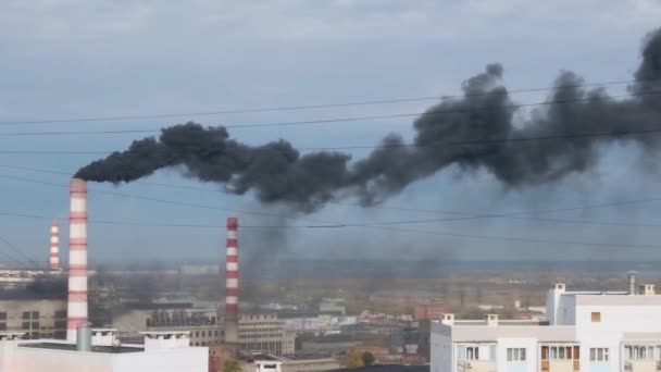 La fumée noire provient des tuyaux de la cogénération dans les grandes villes. Le début de la saison de chauffage, étouffement des tuyaux. Pollution de l'environnement, émissions de CO2, métaux lourds, problèmes écologiques — Video