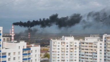 Büyük şehirdeki Chp 'in borularından siyah duman çıkıyor. Isıtma sezonunun başlangıcı, boruların tıkanması. Çevre kirliliği, CO2 emisyonları, ağır metaller, ekolojik proplemler