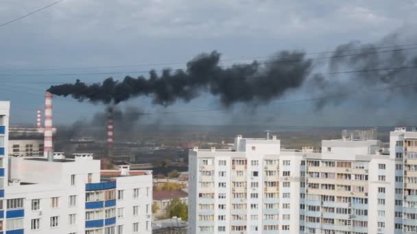 Ο μαύρος καπνός προέρχεται από τους σωλήνες του Chp στη μεγάλη πόλη. Η αρχή της εποχής της θέρμανσης, πνιγμός των σωλήνων. Περιβαλλοντική ρύπανση, εκπομπές CO2, βαρέα μέταλλα, οικολογικά προβλήματα — Αρχείο Βίντεο