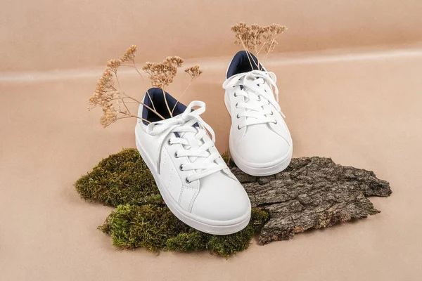 Concepto Zapatos Veganos Éticos Par Zapatillas Blancas Con Flores Secas —  Fotos de Stock