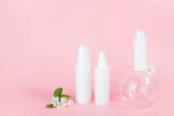 Ensemble Cosmétiques Pour Soins Peau Visage Corps Flacons Cosmétiques Blancs — Photo