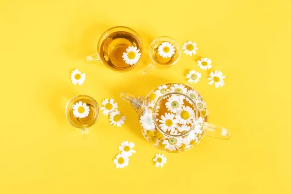 Tres Tazas Tetera Transparente Con Flores Manzanilla Sobre Fondo Amarillo — Foto de Stock