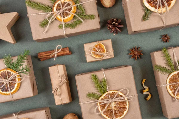 クリスマスや新年の組成物 クラフト紙 乾燥オレンジ トウヒの枝や自然装飾で飾られたボックス コンセプトゼロ廃棄物 環境に優しいメリークリスマス トップビューフラットレイ — ストック写真