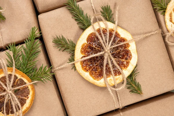 Patrón Navidad Año Nuevo Cajas Papel Artesanal Con Naranjas Secas — Foto de Stock