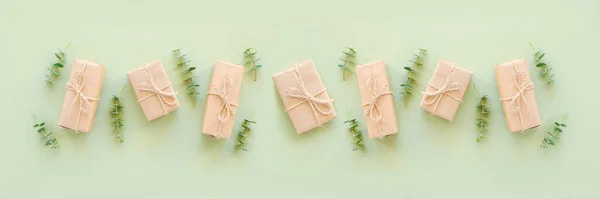 Boîtes Cadeaux Rangées Enveloppées Dans Papier Kraft Attachées Avec Ficelle — Photo