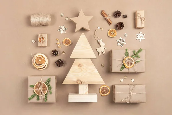 Χριστουγεννιάτικη Σύνθεση Σπιτικό Ξύλινο Χριστουγεννιάτικο Δέντρο Δώρα Διακόσμηση Διακοπών Μπεζ — Φωτογραφία Αρχείου