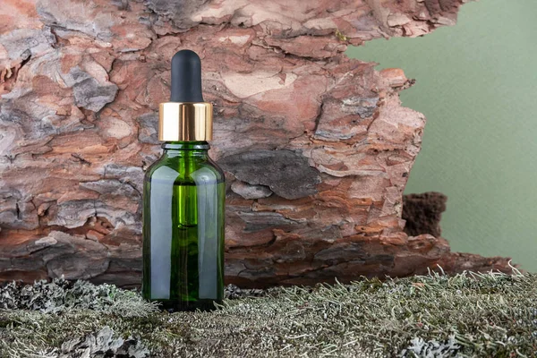 Botellas Cosméticas Vidrio Verde Con Suero Aceite Esencial Sobre Musgo — Foto de Stock