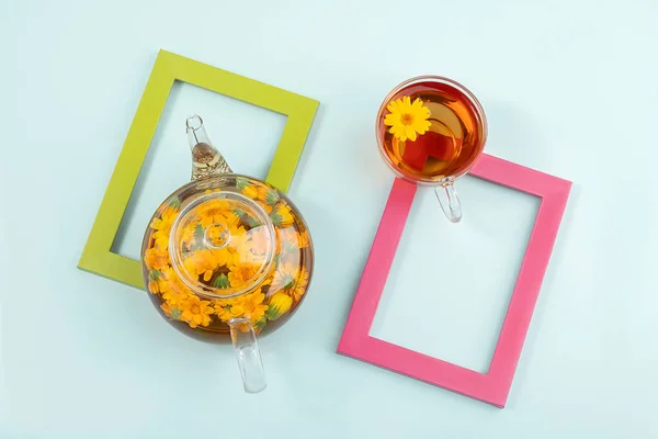 Coupe Tisane Théière Transparente Avec Des Fleurs Calendula Sur Cadre — Photo