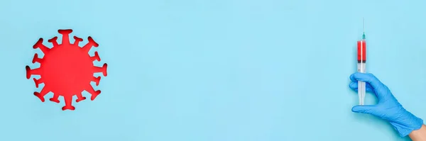 Рука Латексной Перчатке Держать Шприц Вакциной Препарат Абстрактный Красный Коронавирус — стоковое фото