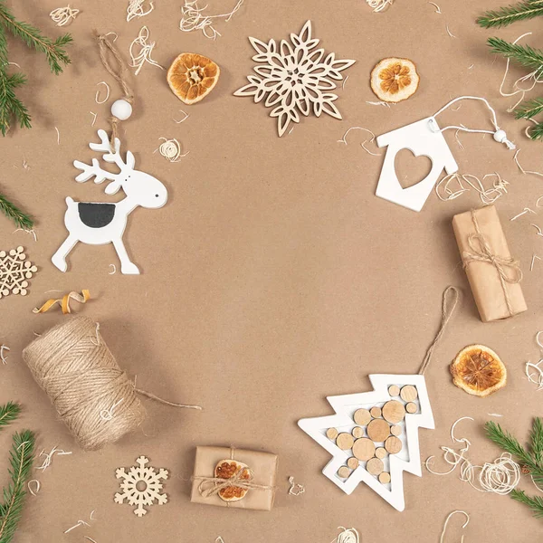 Xmas或新年作文 边框由盒子 木料装饰 干橙子和云杉枝制成 背景为手工米色 概念零浪费圣诞快乐复制空间 — 图库照片