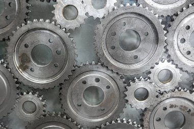 Endüstriyel makineler için çelik parçaları. Seçici tonlama. Yakın plan. Sanayi geçmişi. Ağır endüstri. Vites deseni. Endüstriyel ekipmanların geliştirilmesi. Makine parçaları