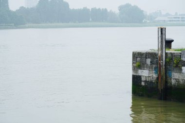Eski iskele duvar Antwerp Schelde Nehri üzerinde.