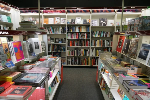 Boeken Bij Een Boekhandel Antwerpen België Stockafbeelding