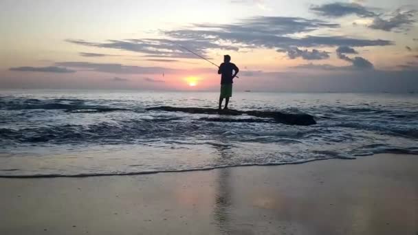 horgászok állni a zátony élvezi a gyönyörű naplemente a tengerparton