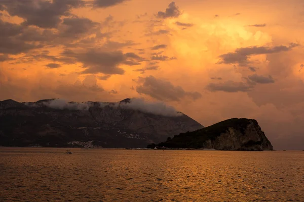 Karadağ'da dağlar ve deniz üzerinde gün batımı