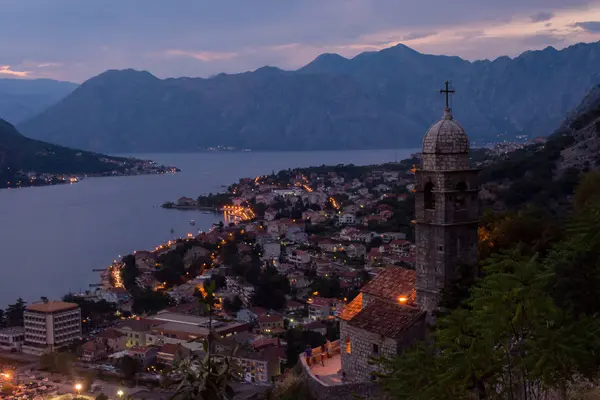 Tepeden Adriyatik Akdeniz kasabasına ve akşamları pitoresk koya bak. Dağlardaki kasaba. Antik Karadağ'ın Kotor kasabası.