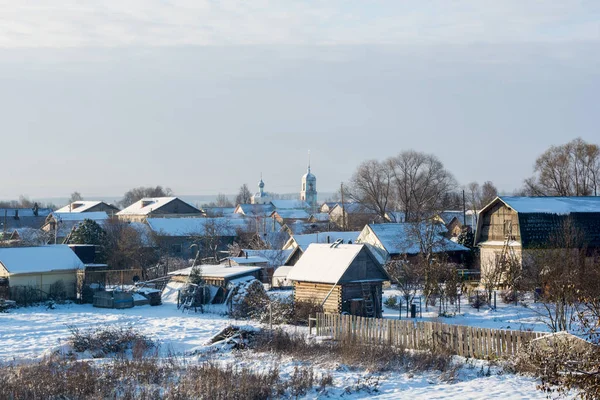 Satul peisajului de iarnă într-o zi însorită — Fotografie, imagine de stoc