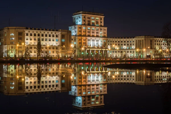 Old building reflect in the water at night — Stock Photo, Image