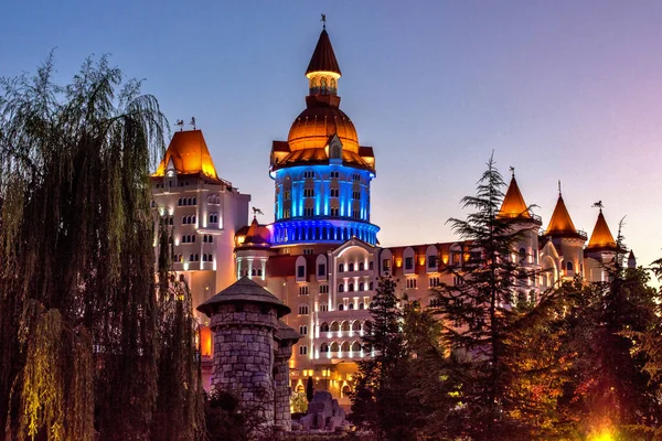 Olimpik Park'ta geceleri aydınlatılan bina, Sochi, Rusya