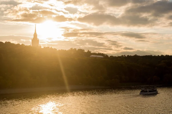 Moskova 'daki parkta, nehir kenarında gün batımı.