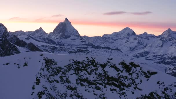 Mooie Winter Antenne Vlucht Bergketen Landschap Zwitserse Alpen Bij Zonsondergang — Stockvideo